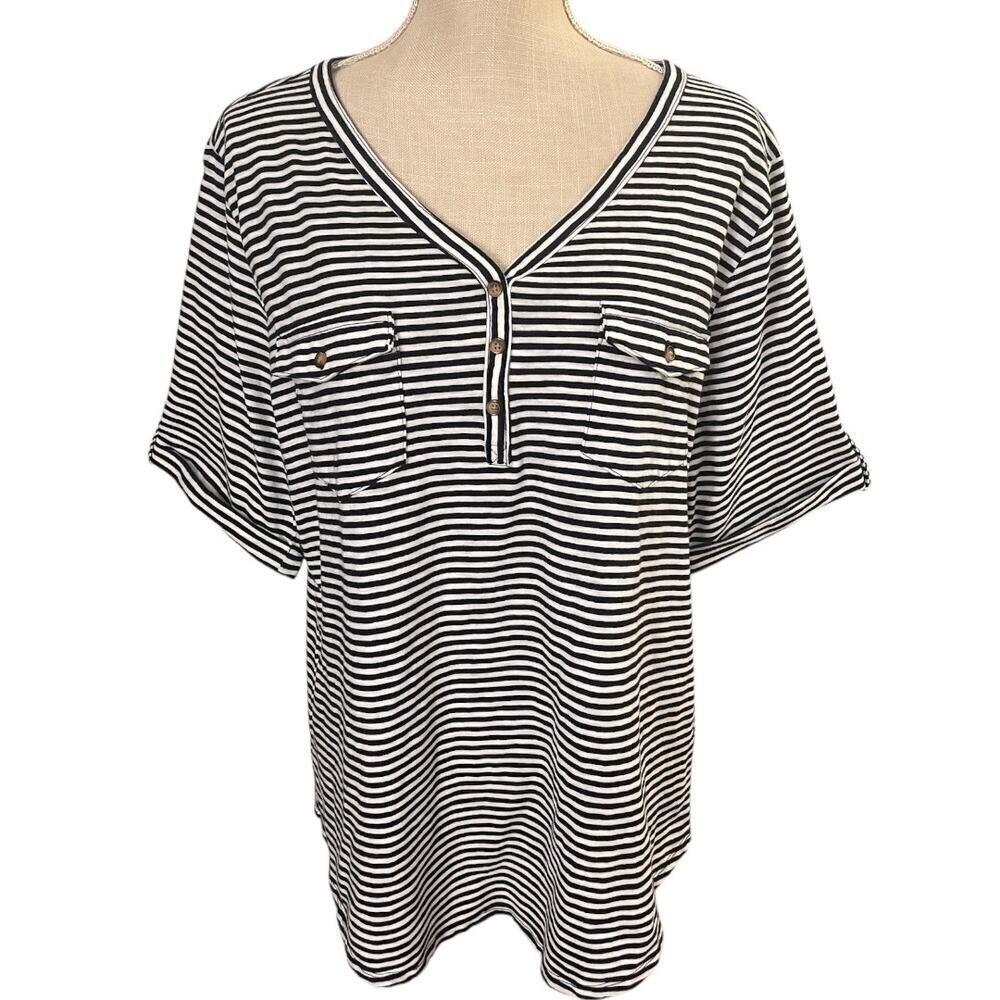 XL Croft & Barrow, 2 Pocket V Neck Tee w/ Roll Tab Sleeves, Navy Blue Striped